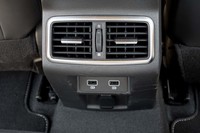 後席用にもエアコン吹き出し口とUSBタイプAソケット（2基）、12V電源が備わっている。