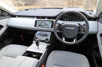 タッチスクリーンの採用により、煩雑なスイッチ類を排したインストゥルメントパネルまわり。豊富に用意される内装色の中から、試乗車には「クラウド／エボニー」のツートンが採用されていた。