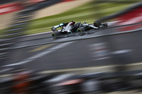 予選でチームメイトのバルテリ・ボッタスに僅差で敗れ2位に終わったメルセデスのルイス・ハミルトン（写真）。レースでもスタートから2位をキープするも、タイヤのマネジメントに苦心、ブリスター（火ぶくれ）が出てペースが伸び悩んだ。終盤のタイヤ交換で4位に落ちるも、シャルル・ルクレール、ボッタスを抜き去り2位でゴール。先週のタイヤトラブルでピレリから内圧を高めるよう指示があり、これがブリスターの原因となったのではないかと疑っていた。なお今回は、ハミルトンにとっては155回目のポディウムとなり、ミハエル・シューマッハーの最多記録に肩を並べた。（Photo=Mercedes）