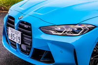通常の「3シリーズ」とは異なる巨大な「キドニーグリル」が目を引く「M3コンペティションM xDrive」のフロントフェイス。照射範囲がLEDヘッドランプの約2倍の600mにまで伸びた「BMWレーザーライト」を標準装備する。