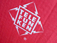 テレフンケン製テレビの外箱には、歴史あるロゴが印刷されていた。