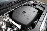 「T5インスクリプション」に搭載される2リッターガソリンターボエンジン。最高出力は254PSで、1500-4800rpmという幅広い回転域で350N・ｍの最大トルクを発生する。