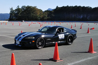 不幸なことにパワステポンプの破裂に見舞われてしまったバイパーオーナー氏。AUTO-Xの後半は、記者の「バイパー」で走行を行った。