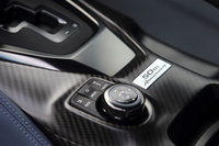 センターコンソールに備わる「50th Anniversary」のプレート。2019年は“最初のGT-R”こと「スカイライン2000GT-R」（PGC10型）が誕生してから50周年の年にあたる。