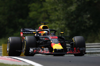 中低速ハンガロリンクに勝機を見いだしていたレッドブル勢。しかし雨の予選ではダニエル・リカルド（写真）がQ1をギリギリ通過、Q2でも12位とトップ10グリッドにつけず。レースではスタートでリカルドがマーカス・エリクソンと接触し16位まで後退するも、抜きにくいコースで着々と入賞圏へと駒を進め、45周目まで第1スティントを引っ張り、最後にはボッタスを抜き4位でチェッカードフラッグを受けた。チームメイトのマックス・フェルスタッペンは、7番グリッドからのスタートで5位に上がったものの、MGU-Kのトラブルで早々にリタイア。ルノーのパワーユニットの信頼性とパフォーマンスの不足に怒り心頭だった。（Photo=Red Bull Racing）