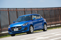 2017年の年初に発売された現行型「スイフト」。フルハイブリッド車は、半年ほど遅れて同年7月に発売された。