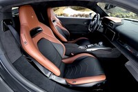 オプション「フルナチュラルレザーインテリア」を選択した試乗車のシートは、座面と背もたれの“シェブロンデザイン”と呼ばれるステッチが特徴的。ヘッドレストのトライデント刺しゅうは12万円のオプション。