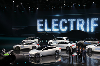 BMWのプレスブリーフィングから。EVライン「i」シリーズにおいて近い将来中核となる「iビジョンダイナミクス」（写真中央）が公開された。