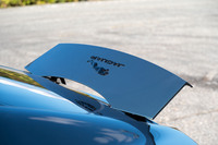 リアエンドにはスポイラーが格納されている。