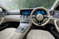 2018年登場のクルマなので、インテリアの造形は現行型「Sクラス」「Cクラス」より一世代前のテーマに沿ったものだ。今回の（といっても2021年秋のだが）改良ではステアリングホイールが刷新され、タッチ式のステアリングスイッチが採用された。