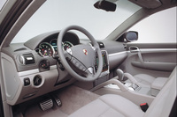 スポーティーなポルシェのイメージでデザインされた「カイエン」のインストゥルメントパネル。姉妹車であるフォルクスワーゲンの「トゥアレグ」との差異化も明確に行われている。