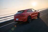 「カイエン ターボ クーペ」の動力性能は最高速が286km/h、0-100km/h加速が3.9秒、0-200km/h加速が14.6秒と公表されている。