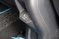 センターコンソールの後端には、後席用のUSBソケットがひとつ設置されている。