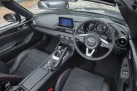 「ロードスターRF RS」のインテリア。今回のマイナーチェンジでは、歴代「ロードスター」で初めて、ステアリングホイールの前後調節機構が与えられた。