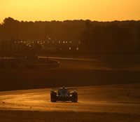 朝焼けの中を走る「トヨタTS050 ハイブリッド」。24時間レースならではの光景である。