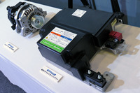 スズキのマイルドハイブリッド車に搭載される、リチウムイオン電池（右手前）と「ISG」（左奥）。一部のモデルでは、ISGを使ったクリープ走行も可能となっている。