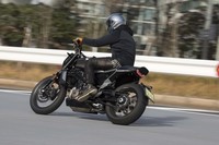 価格は144万6300円。スタンダードモデル「スヴァルトピレン701」の6万6200円高となる。