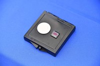 小型化が要求される「アイサイト」のステレオカメラ。そのイメージセンサーも画素数を上げつつコンパクトになってきた。写真は、中央の丸い銀色のものがサイズ比較用の1円硬貨で、その右隣が最新「アイサイト」のイメージセンサーである。