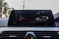 「Mモデル」のセダンで初めてM専用の4輪駆動システム「M xDrive」を採用。DSCオフ時には「2WDモード」も選択できる。