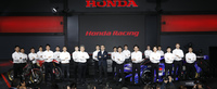 2019年シーズン、ホンダのマシンで戦うワークスライダー／ドライバーたち。2018年シーズンのSUPER GTにおいて、GT500クラスのドライバーチャンピオンに輝いた「チームクニミツ」の山本尚貴（右端）とジェンソン・バトン（右端から2番目）も参列。