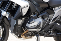 エンジンは排気量1300ccの空／水冷 水平対向2気筒DOHC。最高出力145PS、最大トルク149N・mを発生するこのエンジンを、BMWは「史上最もパワフルなBMWボクサー」と表している。