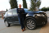 現行型「キャシュカイ」の前期型とそのオーナー、エミリオ・クグジさん。