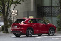 デビュー当初からのウエッジシェイプはそのままに、PHEVが追加されたタイミングの大規模改良で全長が140mm拡大し、より流麗なスタイルになった。