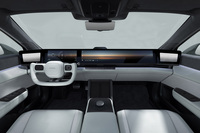 「アフィーラ1」のインストゥルメントパネルまわり。同車には対話型のパーソナルエージェント「アフィーラ パーソナルエージェント」が搭載されており、自然な対話を通じてさまざまな車載機能をコントロールできるほか、エージェントとの会話を楽しんだり、行動計画の提案を受けたりもできるという。