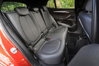 40：20：40分割可倒式の後席。写真に見られるように、リクライニングも可能。