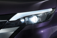 全部で24灯のLEDライトを個別に制御することでハイビーム時でも対向車や前走車のげん惑を防ぐアダプティブLEDヘッドライトも採用した。