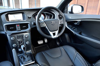 インテリアについては、本革巻きのステアリングホイールやハンドブレーキグリップ、イルミネーテッドシフトノブ、アルミニウムパネルなどが備わる。