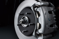 タイヤと一緒に回転するディスクに摩擦材を押し付けるディスクブレーキ。放熱性には優れるものの、操作には力が必要だった。倍力装置（サーボアシスト）の普及とともに一般化していった。