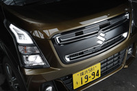 逆台形の黒いフロントグリルと、縦型のヘッドランプが特徴的な「スティングレー」のフロントまわり。新型「ワゴンR」には、全部で3種類のフロントデザインが用意されている。