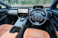 試乗車は上級グレードの「ET-HS」。harman/kardonのオーディオやリモート機能付きのパーキングアシストなどを備えた豪華仕様だ。