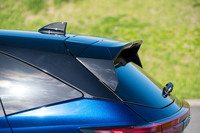 「AUTECHスポーツスペック」専用のリアスポイラーを装備。先端がはね上がっているところがスポーティーだ。タイヤ銘柄とバッジ類を除くと、ただの「AUTECH」との外観上の違いはこれくらいしかない。