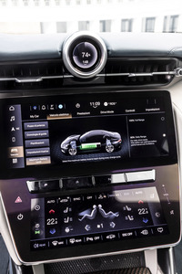 各インターフェイスは大幅にデジタル化。ダッシュボードには「マセラティ・インテリジェント・アシスタント（MIA）」を搭載した12.3インチのセンターディスプレイと、空調などの操作を担う8.8インチのタッチ式コントロールパネルが備わる。