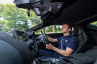 都内で新型ヴァンテージのステアリングを握るダレン・ターナー氏。英国でも愛車として、日常的に新型ヴァンテージをドライブしているという。