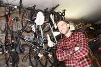 壁には自転車のコレクションも。地元のヴィンテージ自転車レースにも参加歴あり。