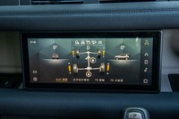 「ディフェンダー」はセンターとリアのデフロックが可能。個別にロック／アンロックできるほか、「テレインレスポンス」のモードに応じて自動で切り替わる。