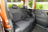 後席は前後320mmのスライド機構付き。天井の高さも合わせて車内で子どもが着替えることくらいは容易だ。