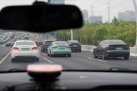 新エネルギー車が行く手を阻むかのように並ぶ。