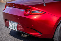 テールランプは円と楕円（だえん）を組み合わせた基本的な形状はそのままに、ジェットエンジンのアフターバーナーをモチーフとした意匠に変更された。今回試乗した「RS」グレードの車両本体価格は367万9500円。