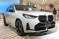 2024年11月に日本でお披露目された、新型「BMW X3」。岩から彫刻刀で削り出したようなデザインが特徴的。