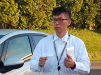 エクステリアデザインを取りまとめたのは、韓国出身のベックさん。新型「フィット」のイメージとして「常に寄り添ってくれる存在」「日本の人が愛しているもの」を考え続け、出た答えが「柴犬」だった。ベックさん自身、大の柴犬好きだが、韓国には柴犬はいないそうだ。