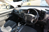 旧型「アウトランダー」のインテリア。広々として居心地はいいが、少し雑然としている感が否めない。