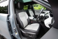 「ファーストエディション」には、デュオトーングレインレザーのヒーター付き14ウェイパワーシートが装備される。