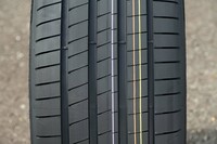 トレッドパターンは左右非対称となっており、インサイド／アウトサイドの指定に従って装着する必要がある。周方向に配置された太い4本のストレートグルーブも特徴で、高速走行時にも高い排水性が確保される。