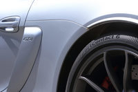 「スポーツコンタクト6」は、ハンドリングに対する正確な応答性や、高い高速安定性能を特徴とする高性能タイヤとして、2015年9月にデビュー。日本では2016年3月に発売された。