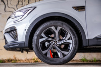 「シルバーストーン」と呼ばれる標準の18インチアロイホイールに、215/55R18サイズのタイヤを組み合わせるのは「E-TECHハイブリッド」と共通。試乗車両には「クムホ・エクスタHS51」タイヤが装着されていた。