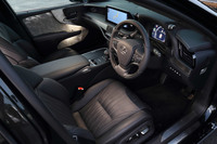 インテリアは従来モデルから基本的な意匠を引き継ぎつつ、ヒューマン・マシン・インターフェイスに関わる部分を改良。インフォテインメントシステムにはタッチスクリーンが採用され、センターコンソールのコントローラーに加えて、直接画面に触れることでも操作可能となった。